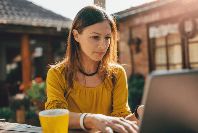 Lady sitting outside with Laptop